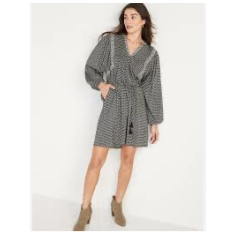 Old Navy peasant boho dress. Long sleeve prairie style with pockets size medium